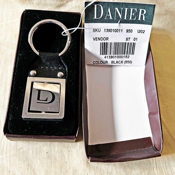 KEY FOB, SILVER TONE OR STERLING SILVER WITH LEATHER, by DANIER LEATHER, ROTATIN - Picture 1 of 3